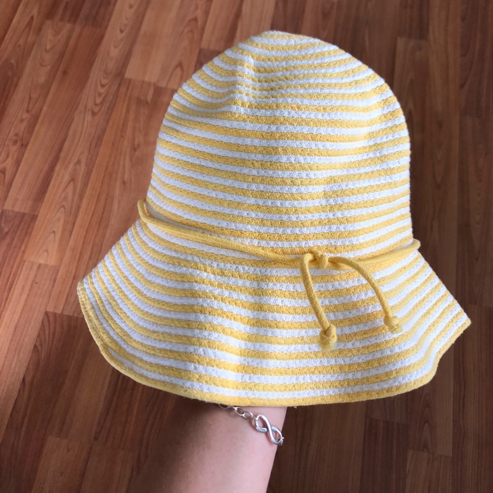 Jaclyn Smith striped bucket hat